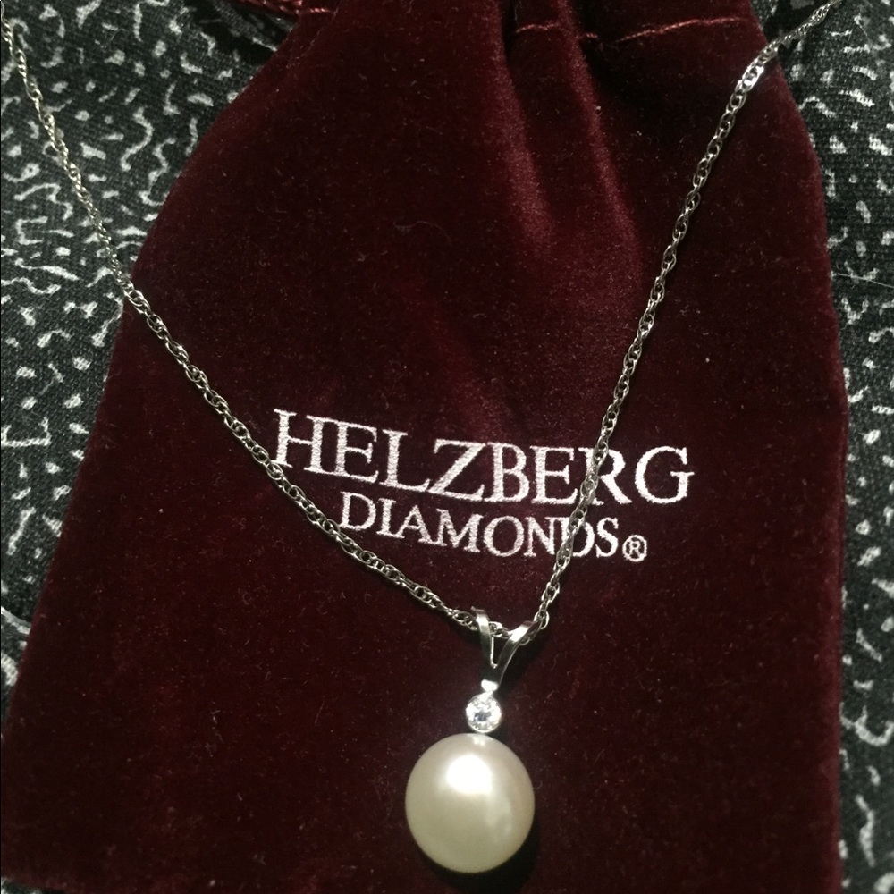 Brand new Helzberg Diamonds pearl necklace